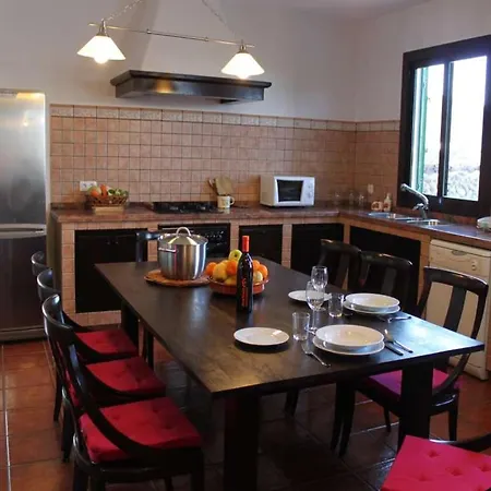 Vila Sleeps 8 Pool Wifi Masdache